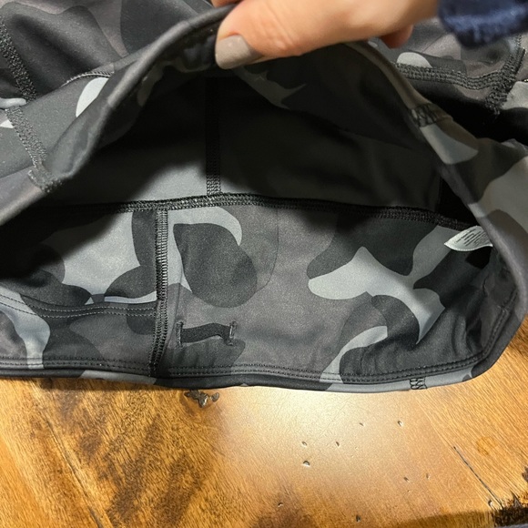 Athleta camo cropped leggings, XS, side zippers & elastic band waist - Picture 5 of 7